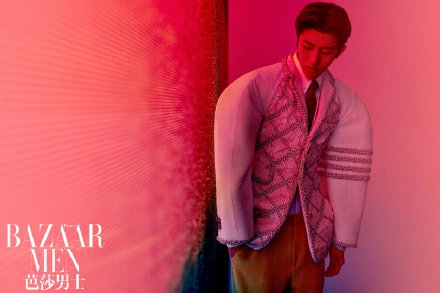 蔡徐坤最新杂志大片解锁新风格 利用光影演绎浪漫复古风