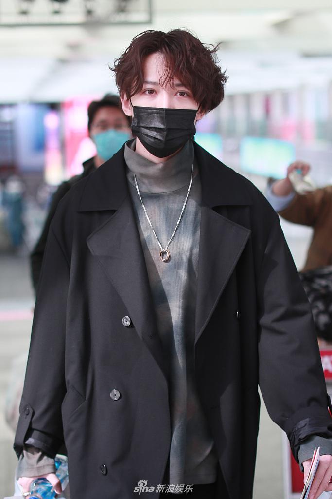 马雪阳泡面侧分发型似贵气小王子 大步快走帅气有型