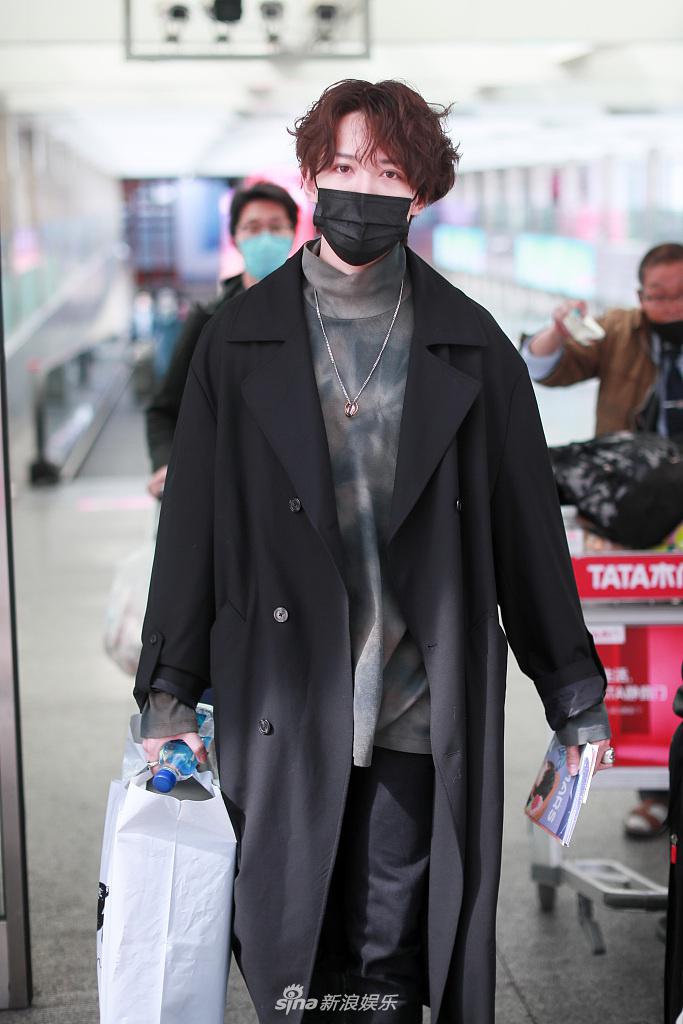 马雪阳泡面侧分发型似贵气小王子 大步快走帅气有型