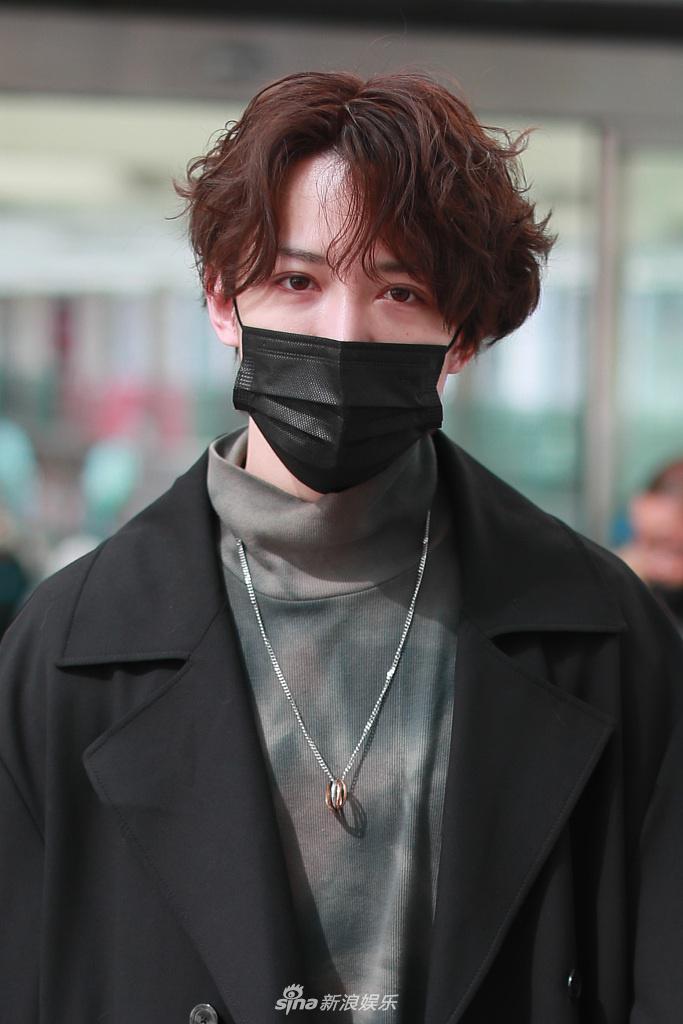 马雪阳泡面侧分发型似贵气小王子 大步快走帅气有型