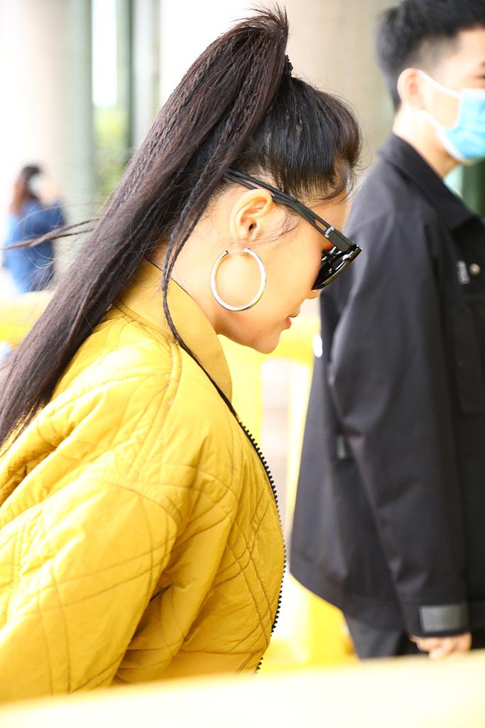 袁娅维穿露脐装炫腹欧美范十足 扎高马尾明艳大方