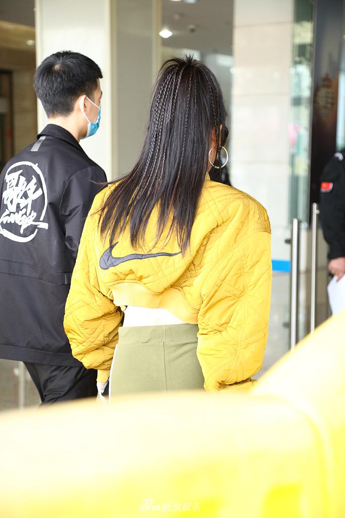 袁娅维穿露脐装炫腹欧美范十足 扎高马尾明艳大方