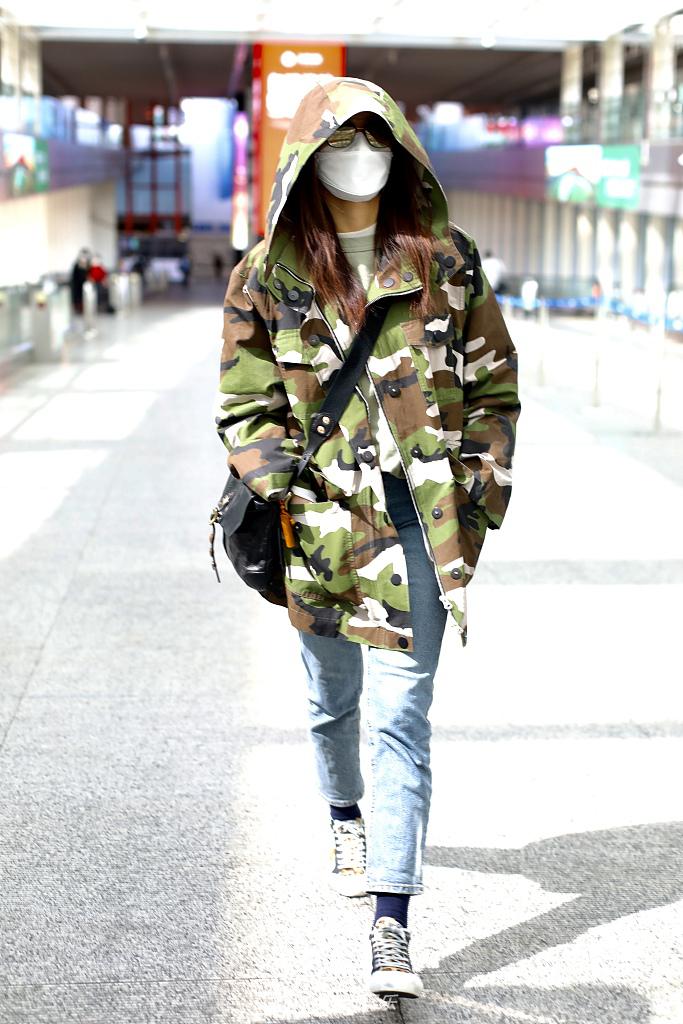 刘惜君穿迷彩外套现身机场 暖心挥手宠粉温柔可爱
