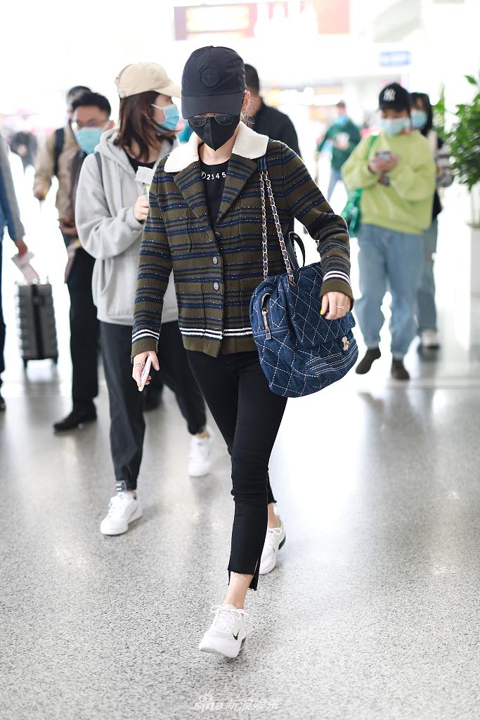张嘉倪绑小辫儿俏皮可爱 背超大包更显身材苗条纤细