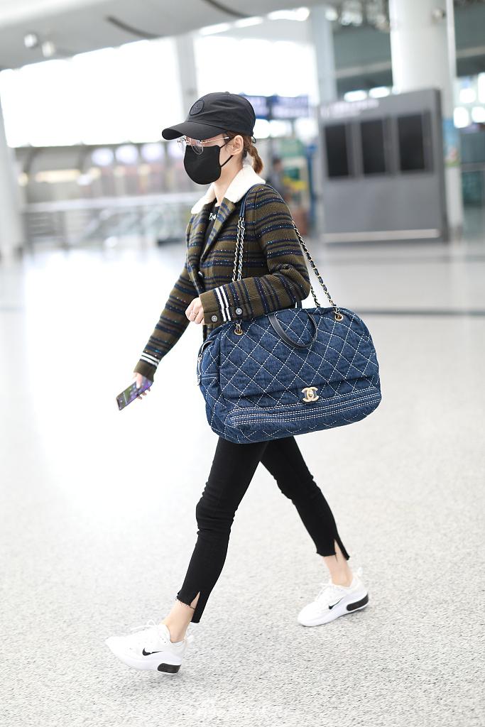 张嘉倪绑小辫儿俏皮可爱 背超大包更显身材苗条纤细