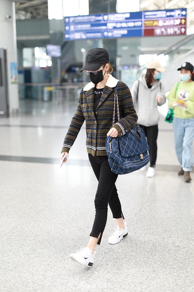 张嘉倪绑小辫儿俏皮可爱 背超大包更显身材苗条纤细