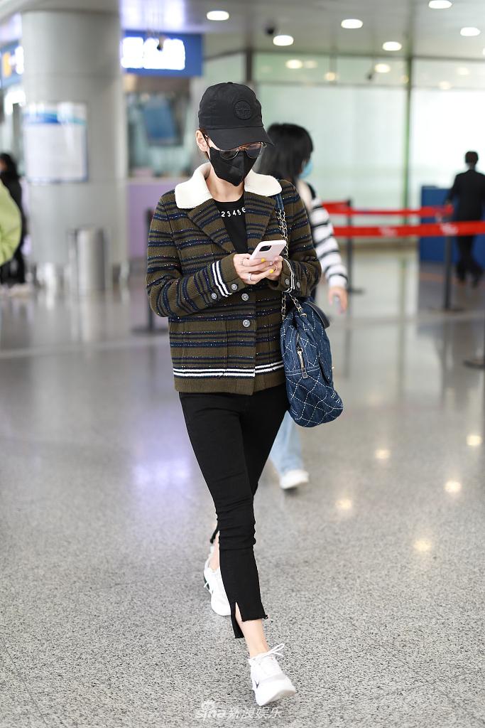 张嘉倪绑小辫儿俏皮可爱 背超大包更显身材苗条纤细