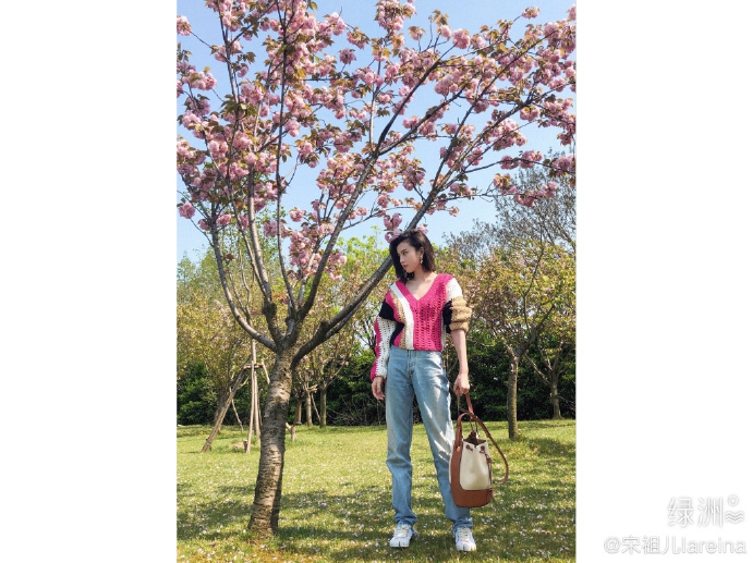 宋祖儿外出踏青晒美照 粉毛衣配高腰牛仔裤活力十足