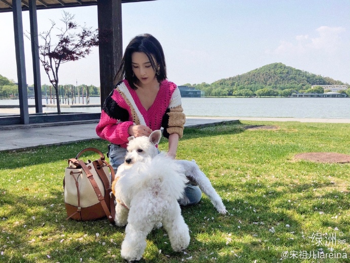 宋祖儿外出踏青晒美照 粉毛衣配高腰牛仔裤活力十足