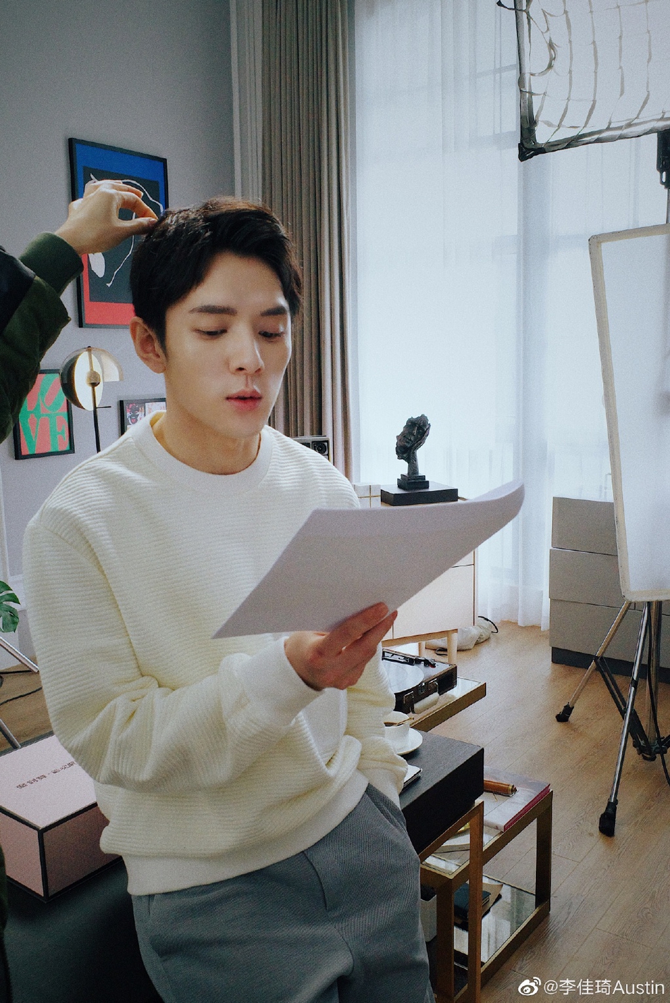 李佳琦没开美颜又黑又憔悴 本尊坦诚最近有点累