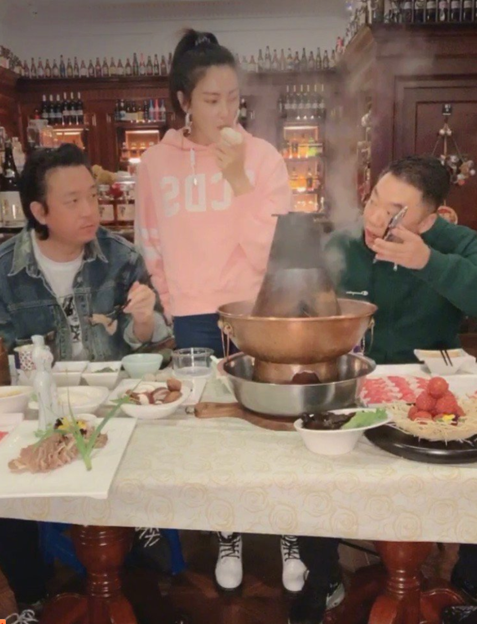 张雨绮直播生吃洋葱就大蒜 监督潘粤明减肥不让他吃火锅