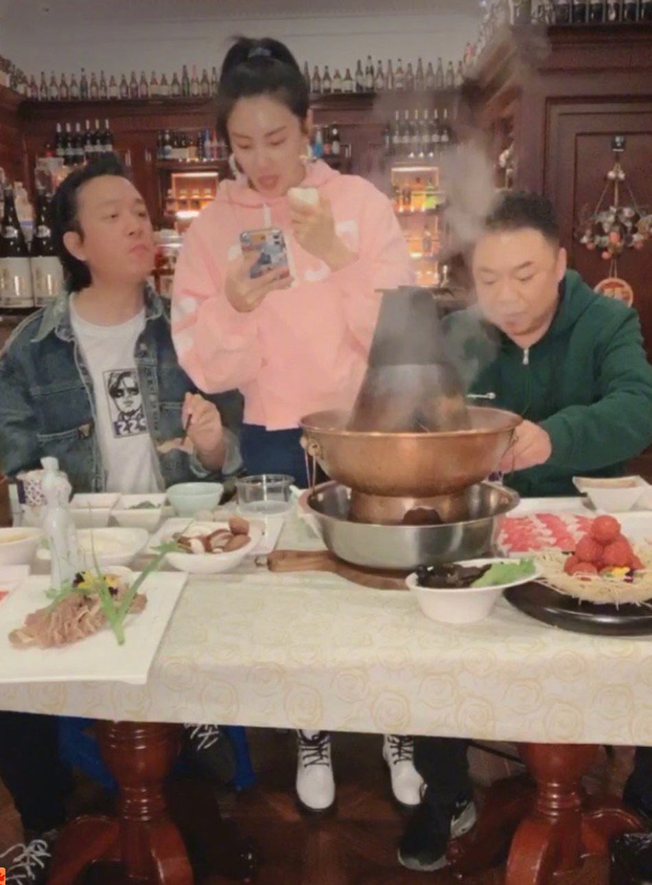 张雨绮直播生吃洋葱就大蒜 监督潘粤明减肥不让他吃火锅