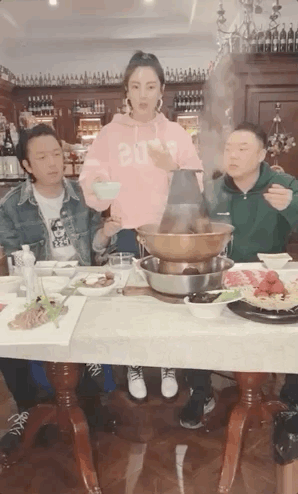 张雨绮直播生吃洋葱就大蒜 监督潘粤明减肥不让他吃火锅