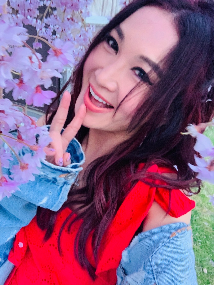 温碧霞樱花写真娇艳明媚 温柔嗅花笑容甜美少女感足