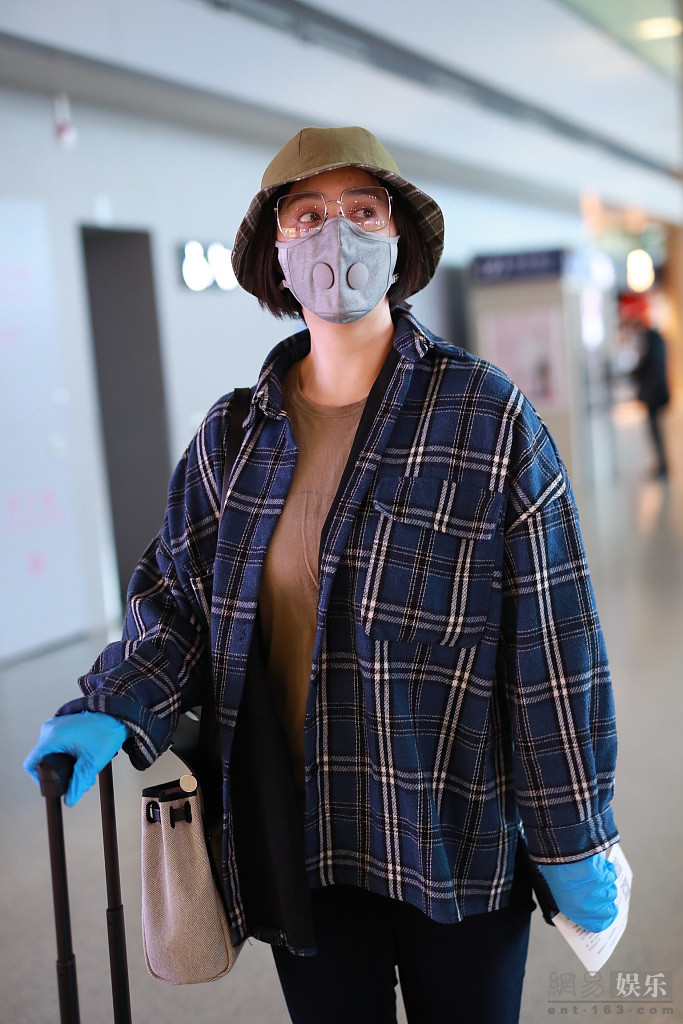 蒋欣穿格子装配小黄帽 潇洒率真魅力藏不住