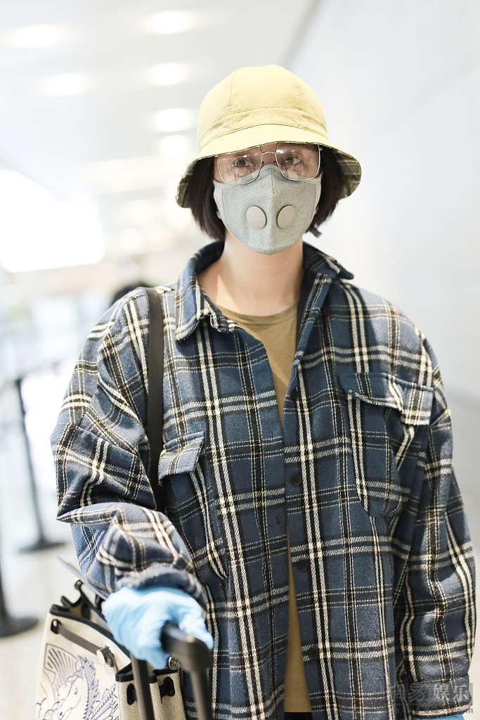 蒋欣穿格子装配小黄帽 潇洒率真魅力藏不住