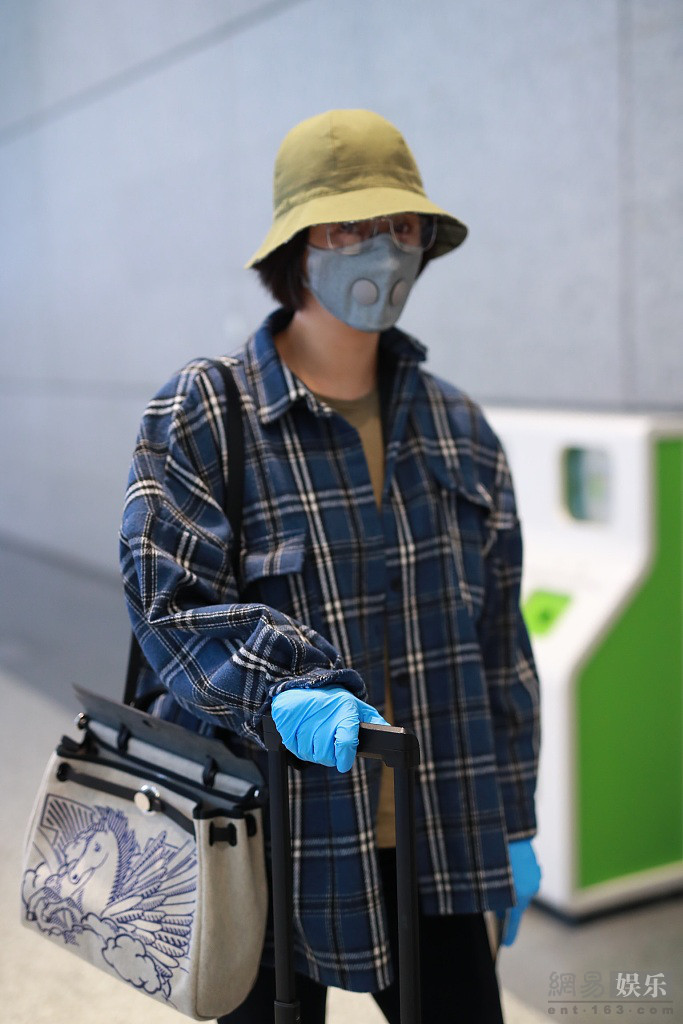 蒋欣穿格子装配小黄帽 潇洒率真魅力藏不住