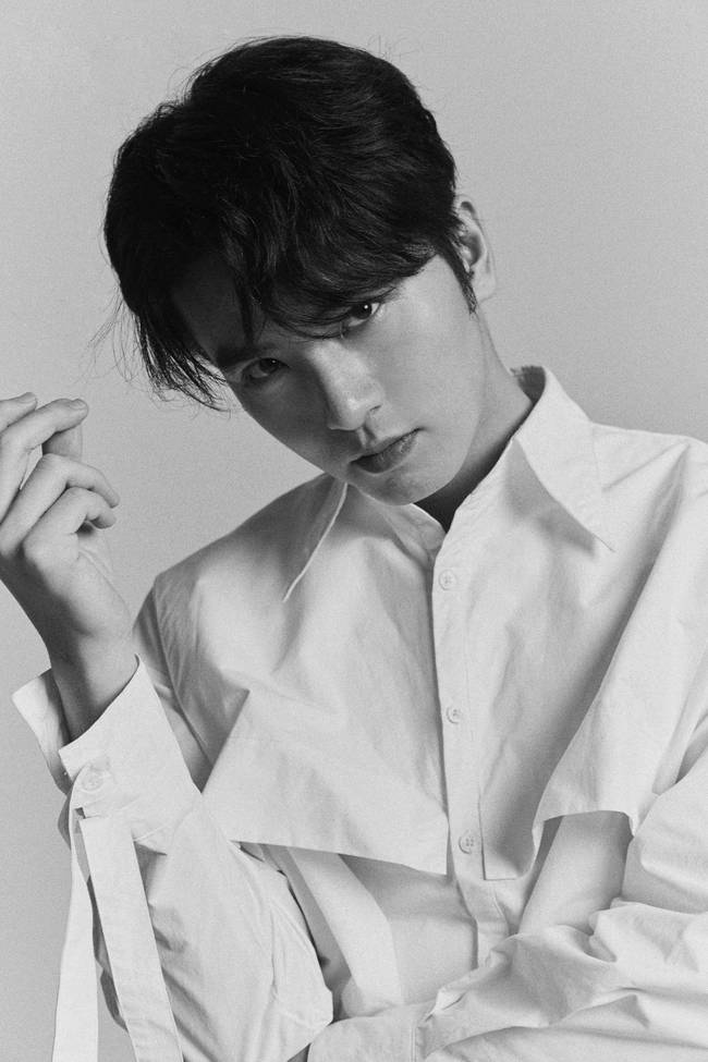 吴希泽白衬衣大片曝光 黑白色调魅力十足