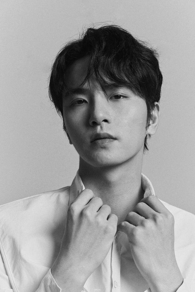 吴希泽白衬衣大片曝光 黑白色调魅力十足