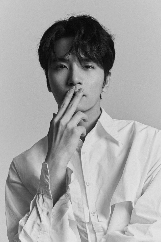 吴希泽白衬衣大片曝光 黑白色调魅力十足