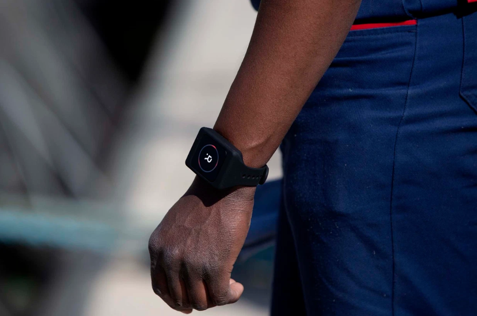 比利时给港口工人带手环:彼此相距少于3米就会振动提醒