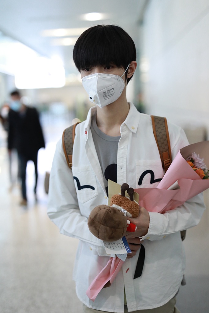 宋继扬穿米奇上衣少年感十足 手捧鲜花安静温柔