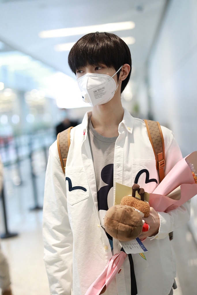 宋继扬穿米奇上衣少年感十足 手捧鲜花安静温柔