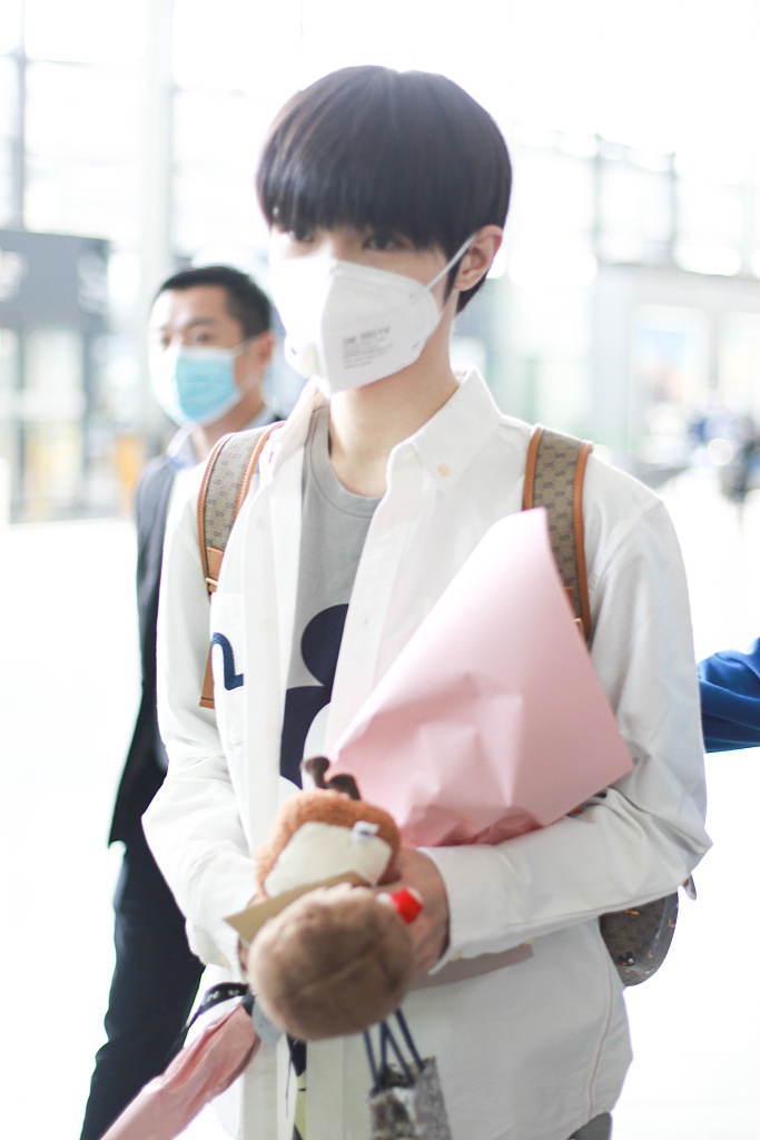 宋继扬穿米奇上衣少年感十足 手捧鲜花安静温柔