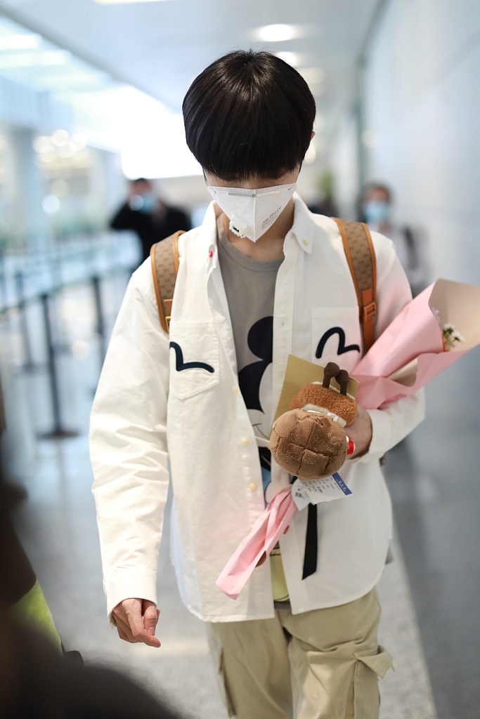 宋继扬穿米奇上衣少年感十足 手捧鲜花安静温柔