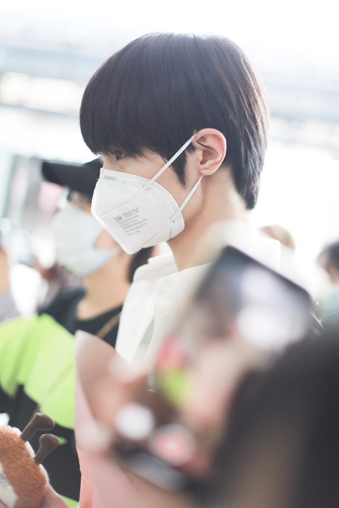 宋继扬穿米奇上衣少年感十足 手捧鲜花安静温柔