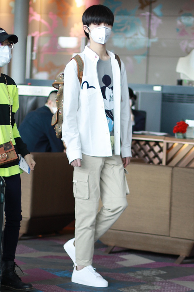 宋继扬穿米奇上衣少年感十足 手捧鲜花安静温柔