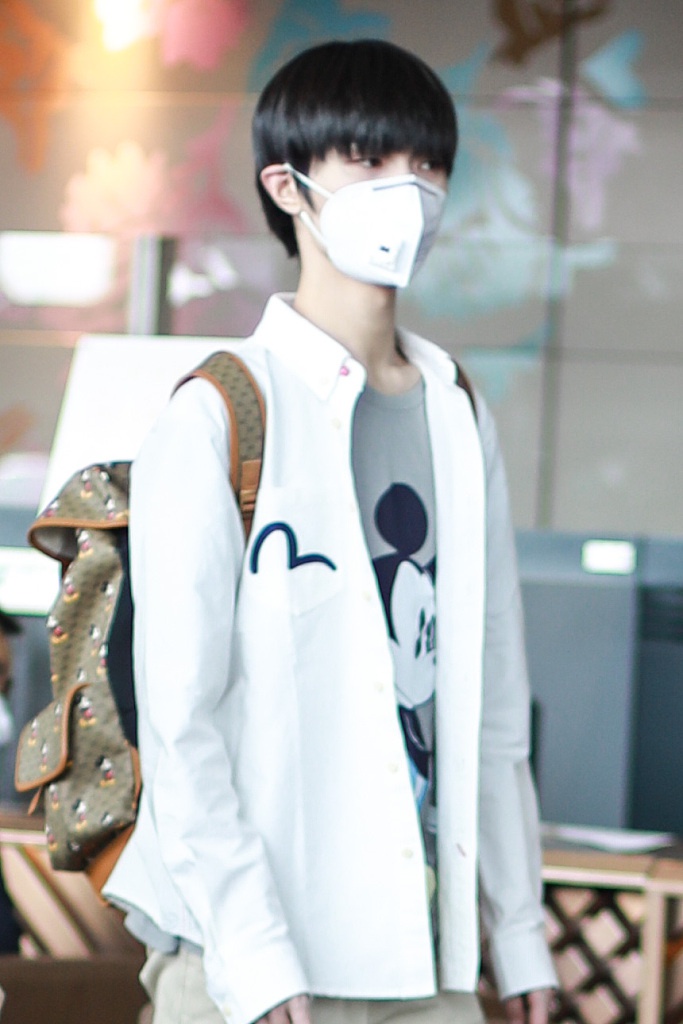 宋继扬穿米奇上衣少年感十足 手捧鲜花安静温柔