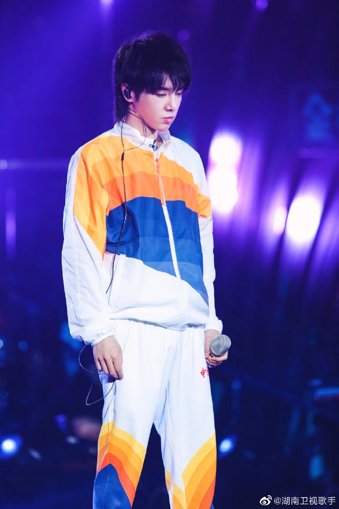 华晨宇穿彩虹运动装帅气十足 干净清爽似邻家少年