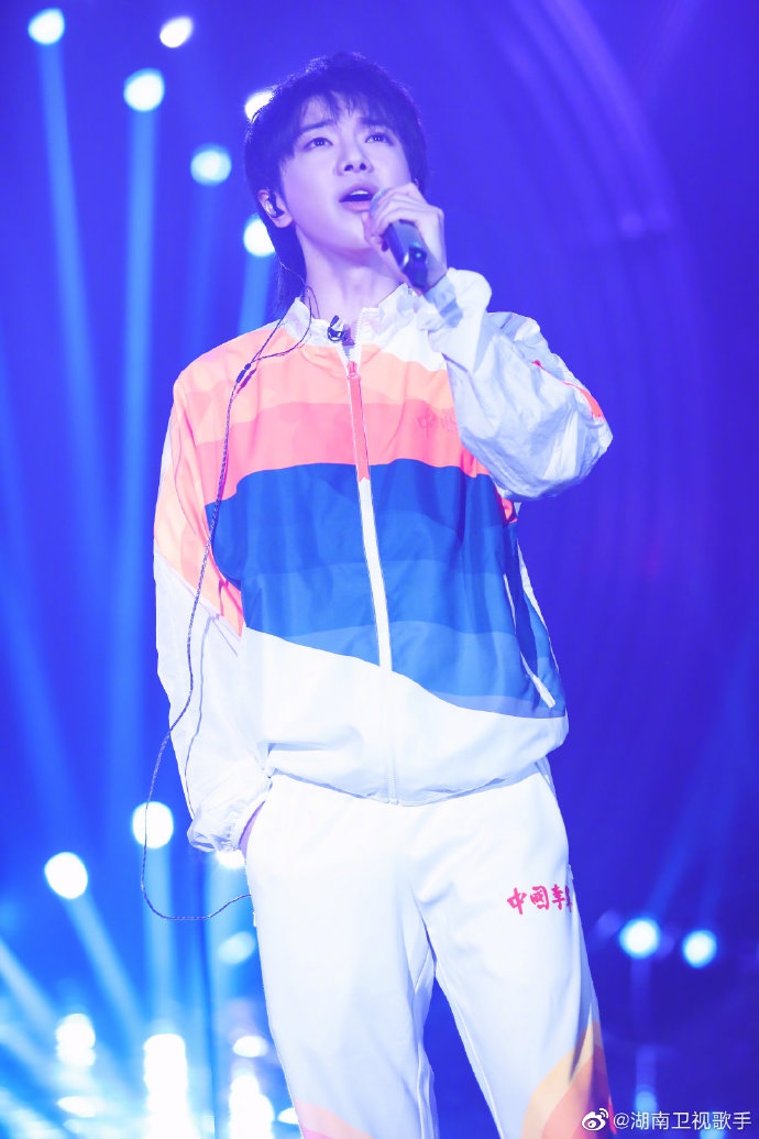 华晨宇穿彩虹运动装帅气十足 干净清爽似邻家少年