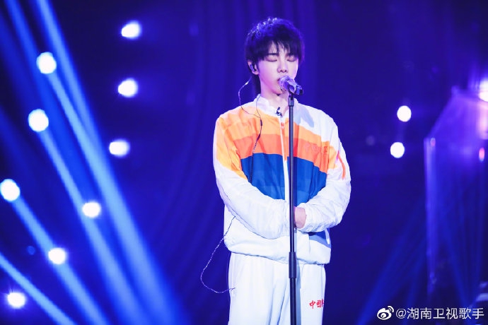 华晨宇穿彩虹运动装帅气十足 干净清爽似邻家少年