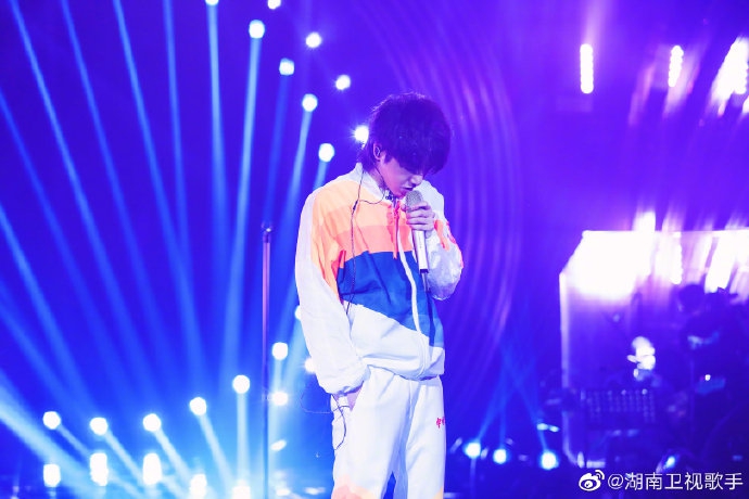 华晨宇穿彩虹运动装帅气十足 干净清爽似邻家少年