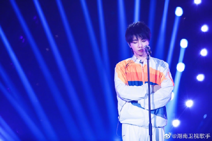 华晨宇穿彩虹运动装帅气十足 干净清爽似邻家少年