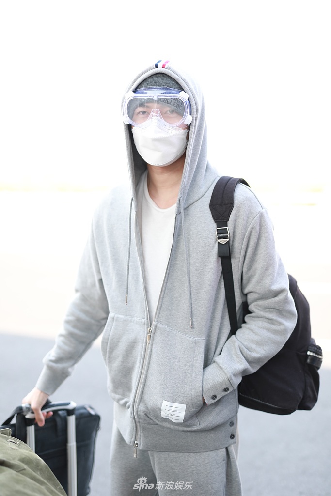 佟梦实穿灰色休闲装帅气有型 亲自推行李尽显大长腿