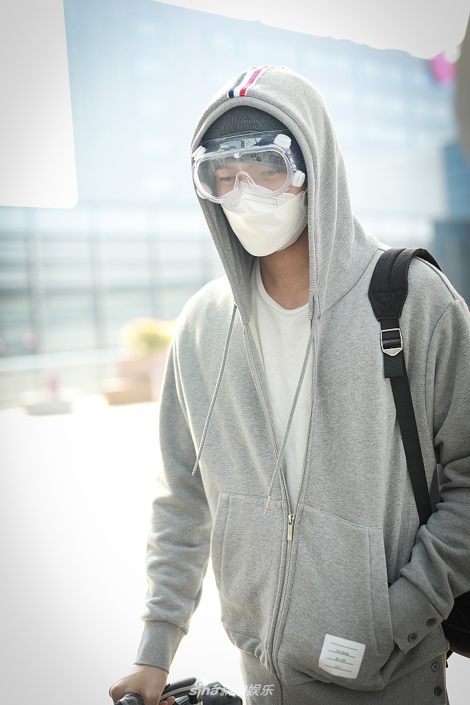 佟梦实穿灰色休闲装帅气有型 亲自推行李尽显大长腿