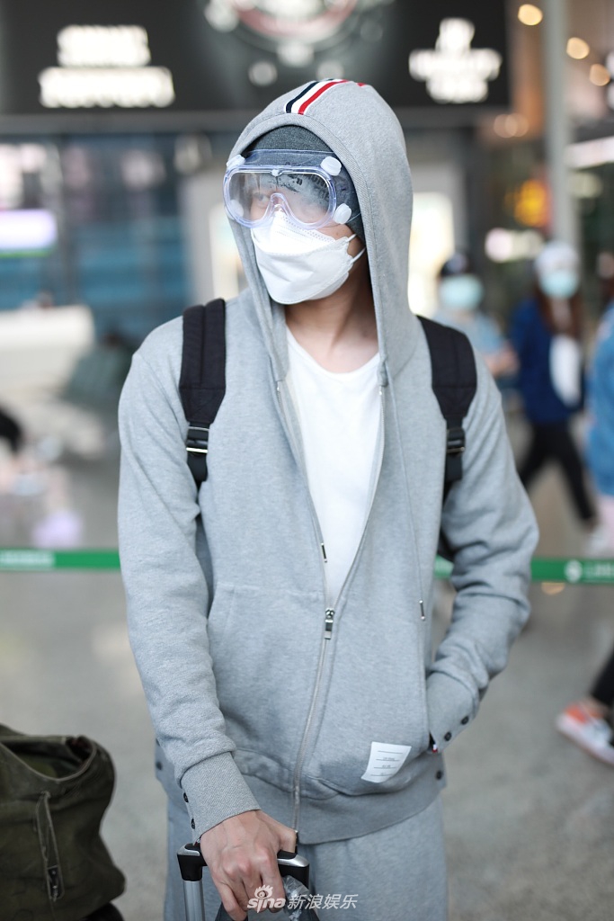 佟梦实穿灰色休闲装帅气有型 亲自推行李尽显大长腿