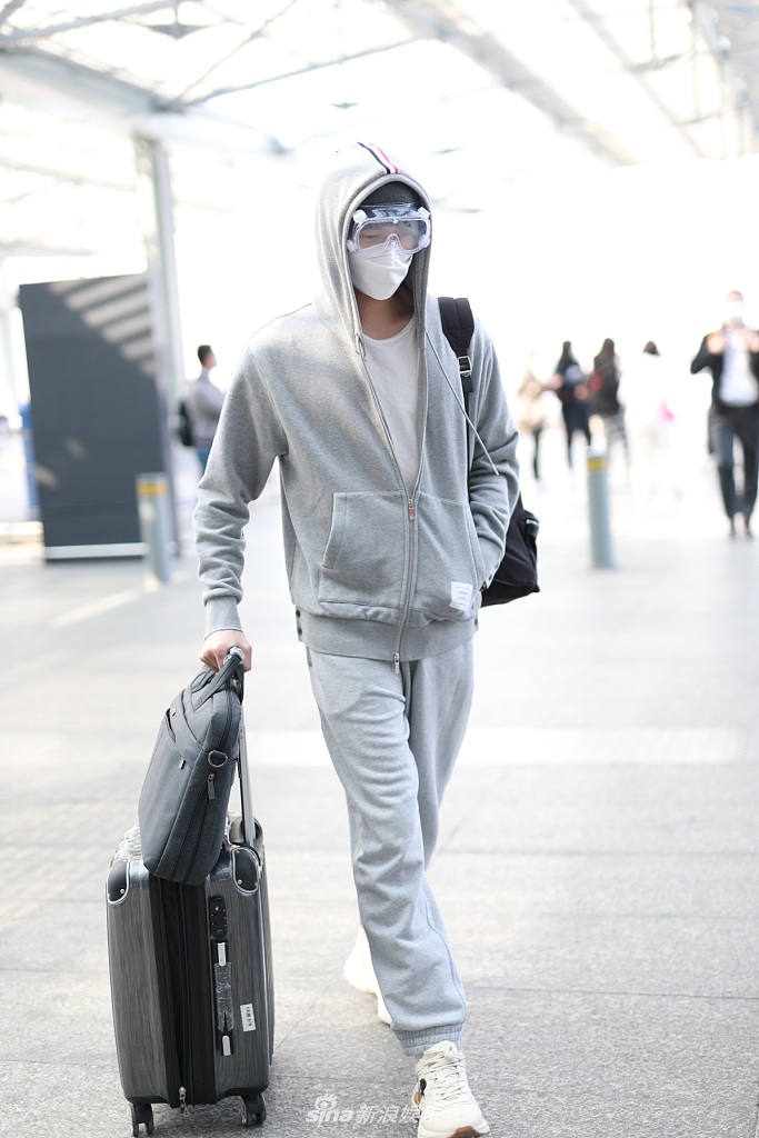 佟梦实穿灰色休闲装帅气有型 亲自推行李尽显大长腿