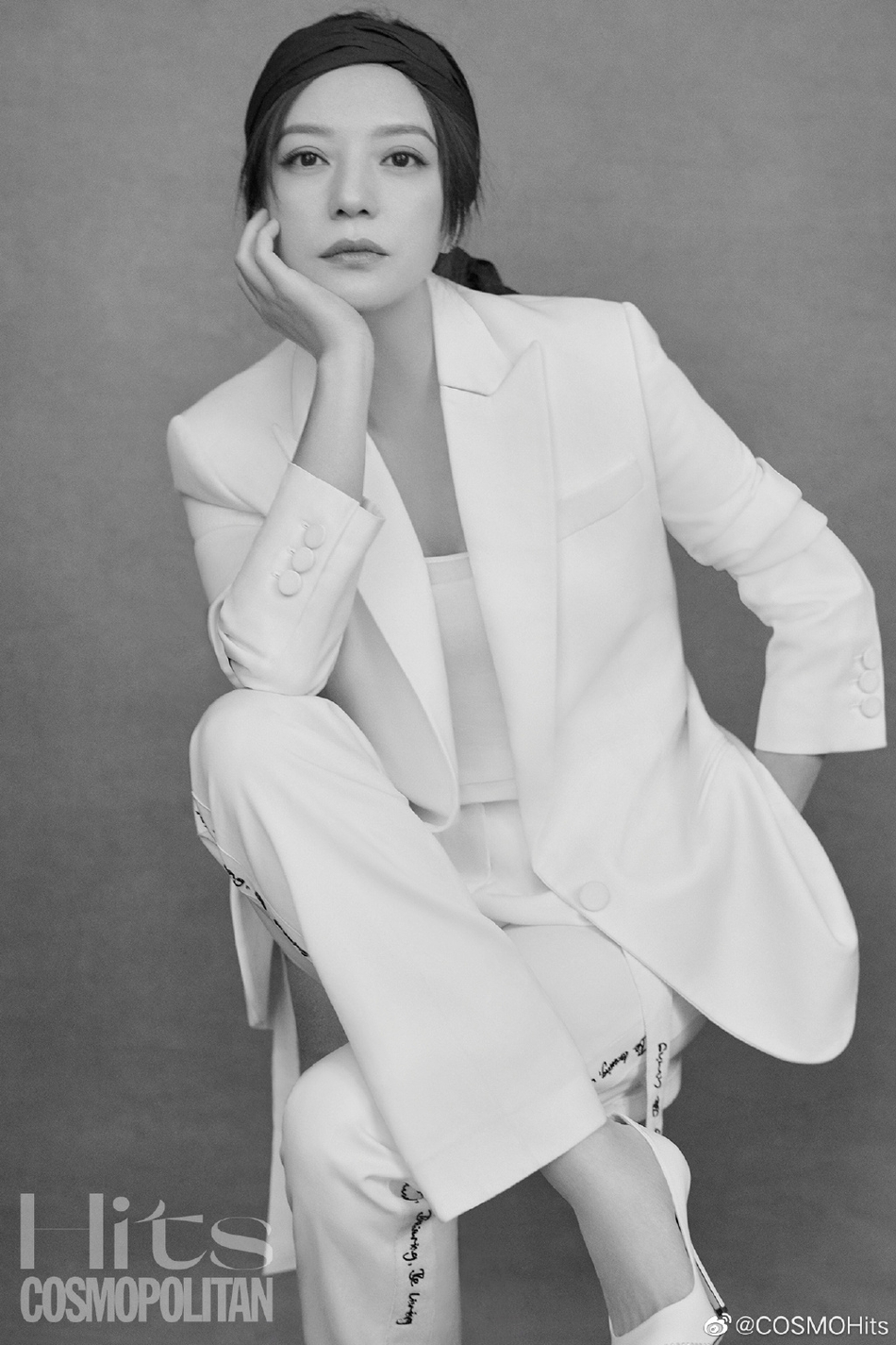 赵薇最新写真极简风格显文艺 着白色西装知性优雅