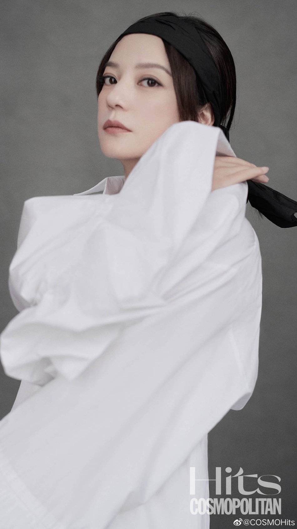 赵薇最新写真极简风格显文艺 着白色西装知性优雅