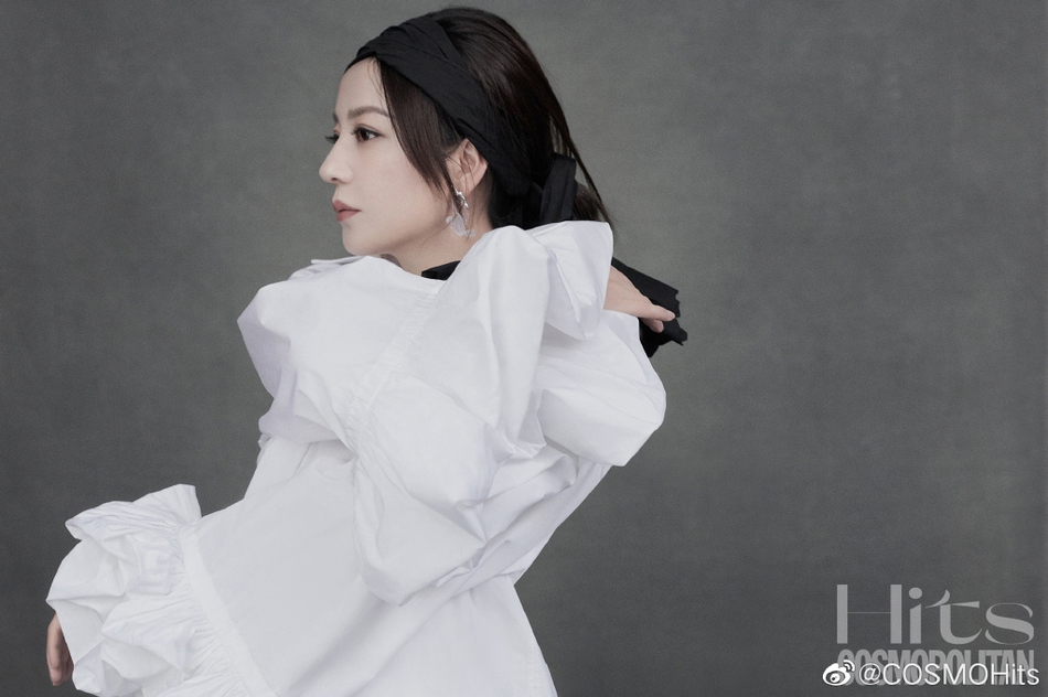 赵薇最新写真极简风格显文艺 着白色西装知性优雅