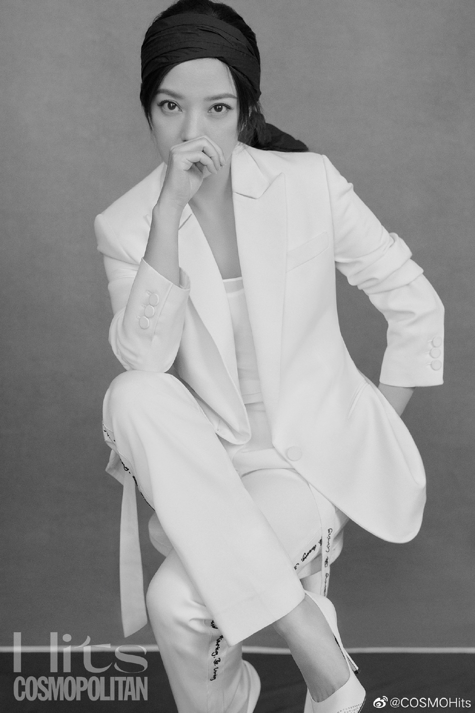 赵薇最新写真极简风格显文艺 着白色西装知性优雅