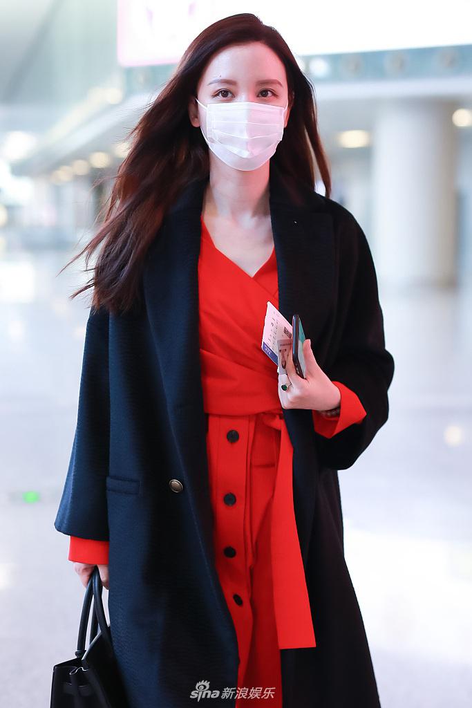 张萌穿红色连衣裙小秀锁骨 肌肤白皙明艳动人