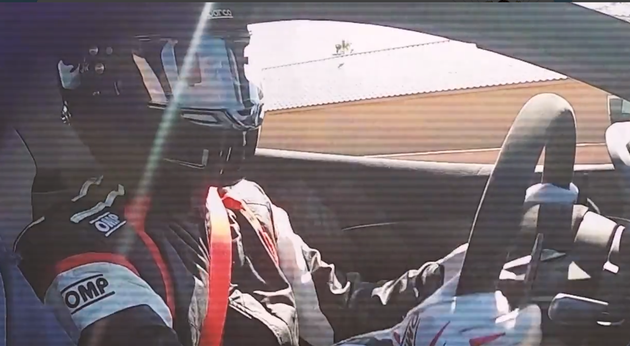 吴亦凡带大表哥开赛车玩飘移 头盔搭皮衣炫酷拉风