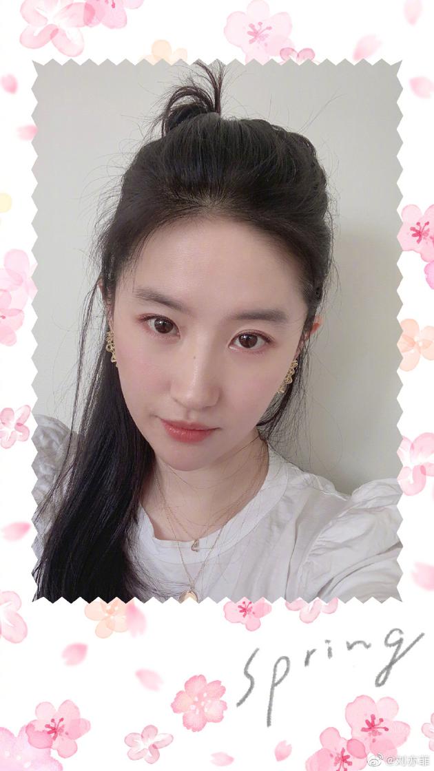 刘亦菲晒自拍肌肤粉嫩透亮 在线安利瑜伽课超用心