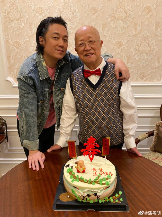 潘粤明为父亲庆生 手搭父亲肩膀画面温馨暖人