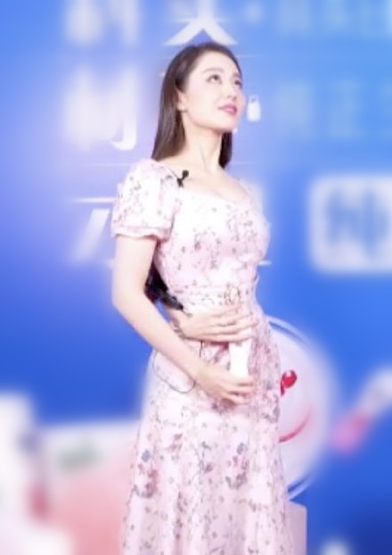 名副其实小蛮腰!吉娜反手开瓶盖毫不费力